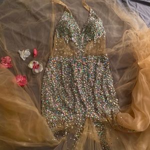 Beautiful gown nude tulle with crystal and iridiscencia sequin